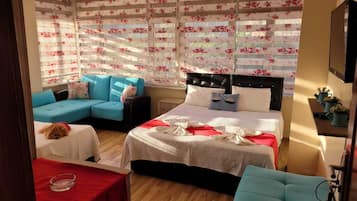 Schreibtisch, laptopgeeigneter Arbeitsplatz, kostenloses WLAN