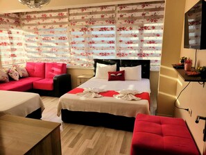 Desk, laptop workspace, free WiFi, bed sheets - Kristal Pansiyon (Amasra)