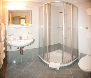 Combined shower/bathtub, hair dryer, bathrobes, towels - Appartements OLYMPIA (Schwendau)