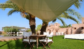 Der serveres morgenmad og internationale retter med udsigt til poolen 