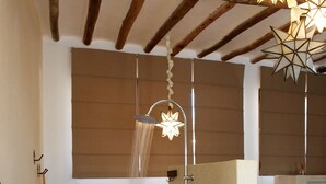 A shower with a wooden ceiling and a hanging star-shaped light fixture. - La Parenthese de Marrakech (Tameslouht)