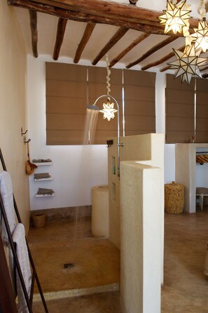 Design tweepersoonskamer, 1 kingsize bed (CACTUS) | Badkamer met douche