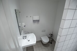 Dusj, toalettartikler (inkludert), hårføner og håndklær