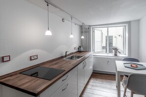 Bournonville | Private kitchen | Fridge, stovetop, coffee/tea maker, electric kettle - Gammeltorv Apartments (Copenhagen)