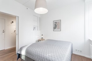 1 habitación, escritorio, tabla de planchar con plancha y cunas 