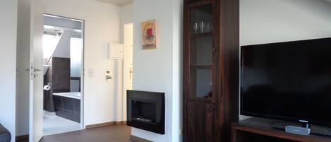 Leilighet – exclusive, 1 soverom | Oppholdsrom | Flatskjerm-TV og peis