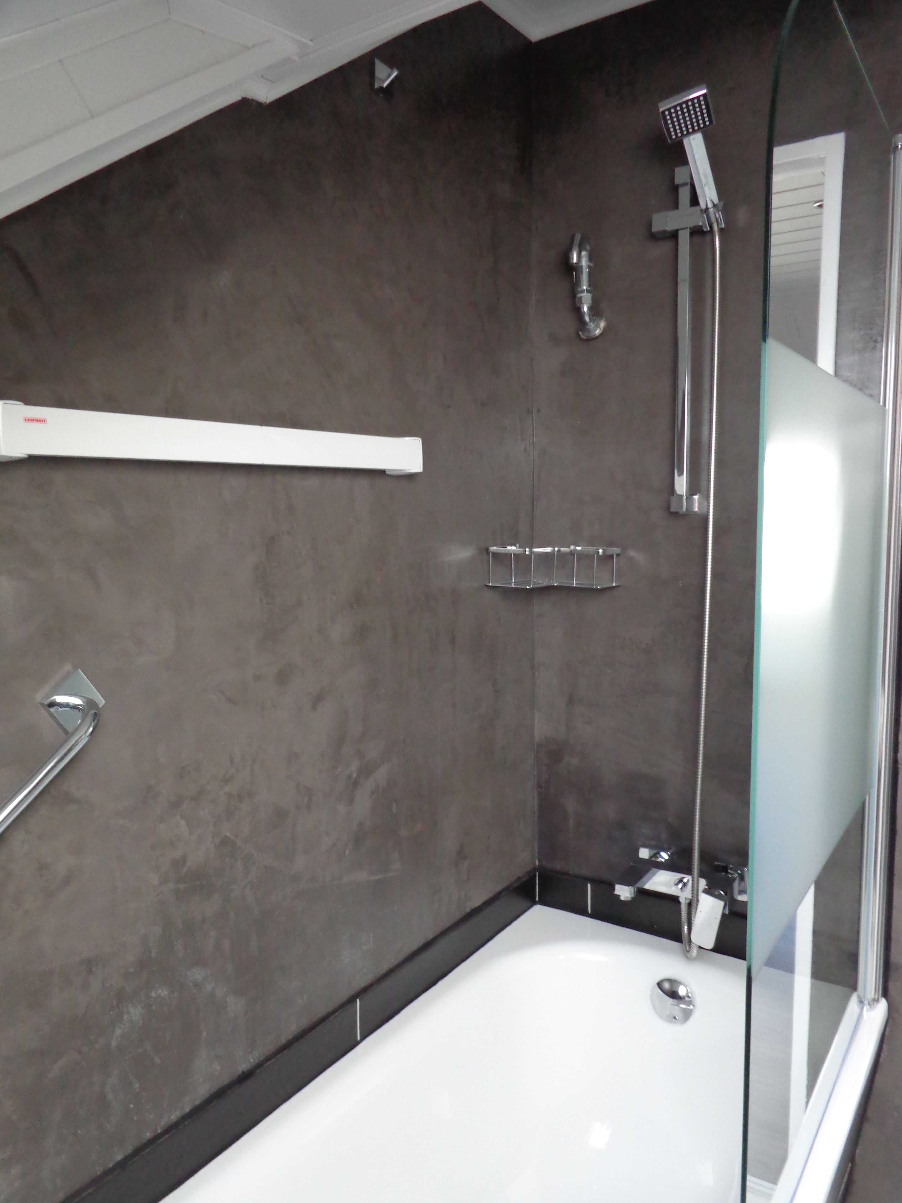 Deep-soaking bathtub