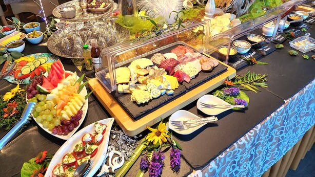 A buffet with various food items and a selection of cheeses. - Altstadt Pension Orchidee (Wernigerode)