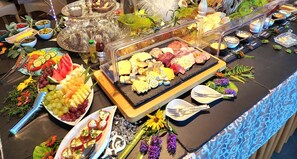 A buffet with various food items and a selection of cheeses. - Altstadt Pension Orchidee (Wernigerode)