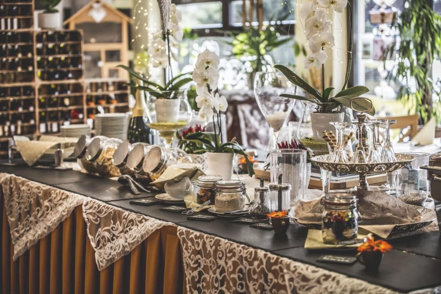 Een gedekte tafel met servies, glazen en decoratieve elementen, waarschijnlijk voor een diner.