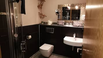 Comfort-Doppelzimmer | Badezimmer | Dusche, kostenlose Toilettenartikel, Haartrockner, Handtücher