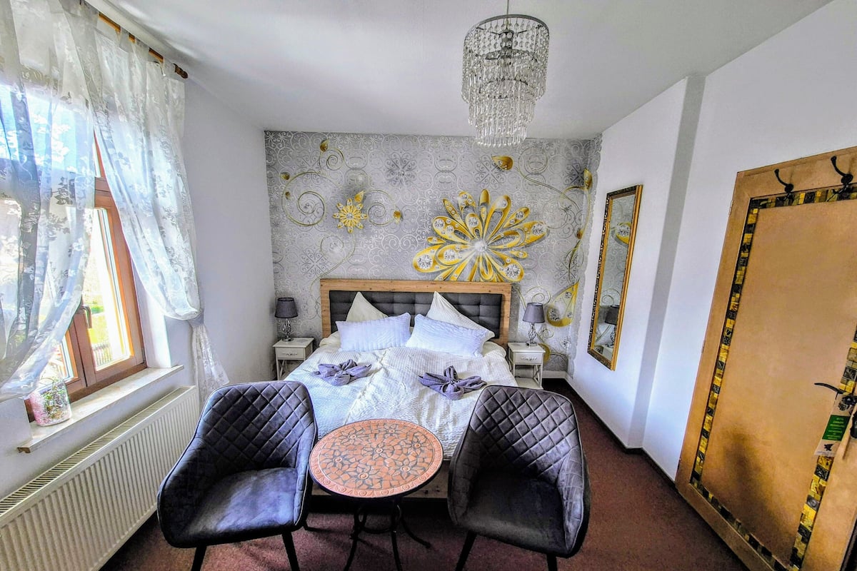 Minibar, wifi gratis, ropa de cama y acceso para silla de ruedas