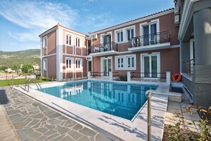 Hồ bơi ngoài trời, dù/ô trên bãi biển/hồ bơi, ghế dài tắm nắng 