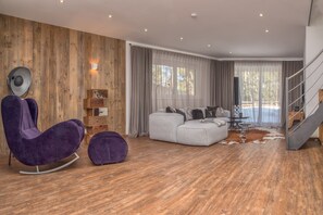 Deluxe House, Mountain View | Living room