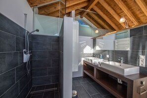 Hus – deluxe, fjellutsikt | Bad | Dusj, hårføner og håndklær