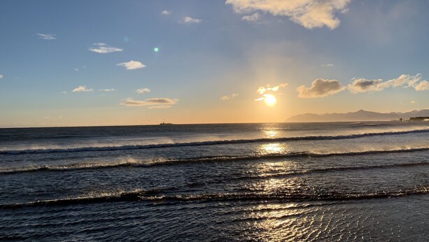 A beach scene with waves and a sunset. - Framtid Hostel (Djupivogur)