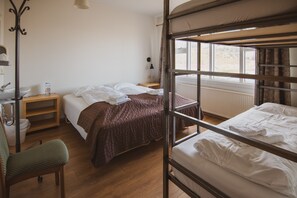 Vierpersoonskamer, gedeelde badkamer | Verduisterende gordijnen, gratis wifi