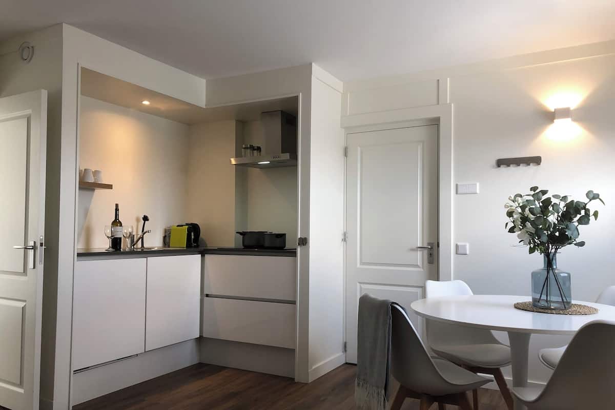 Apartament Deluxe, 1 dormitori, no fumadors, vistes a la ciutat | 1 dormitori, roba de llit d'alta qualitat i caixa forta a l'habitació