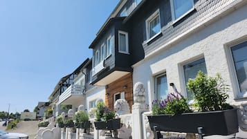 Façana frontal de l'allotjament