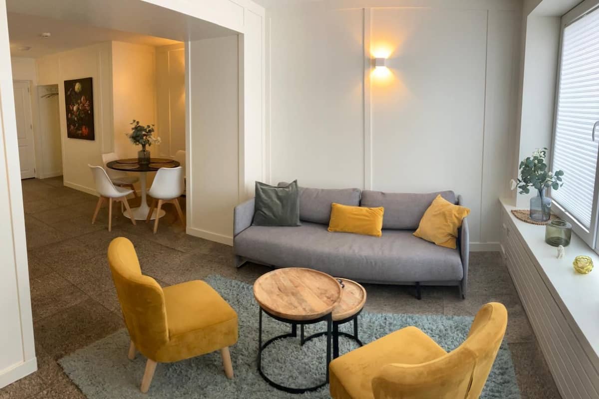 Deluxe-huoneisto, 1 makuuhuone, kaupunkinäköala | 1 makuuhuone, ylelliset vuodevaatteet, tallelokero huoneessa