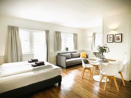 Deluxe-Apartment, Balkon, Bergblick | Hochwertige Bettwaren, Zimmersafe, laptopgeeigneter Arbeitsplatz