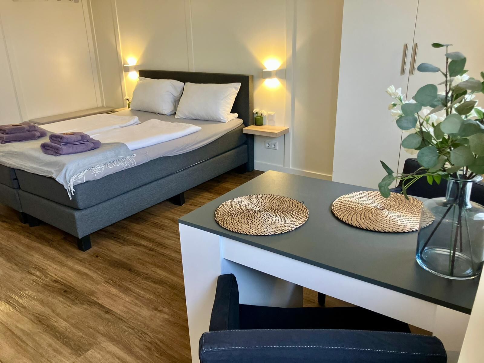 Ropa de cama de alta calidad y caja de seguridad en la habitación 