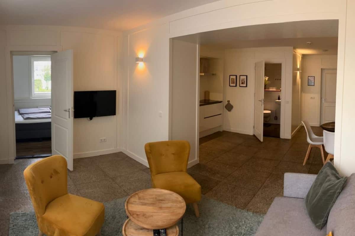 Apartament Deluxe, 1 dormitori, vistes a la ciutat | 1 dormitori, roba de llit d'alta qualitat i caixa forta a l'habitació