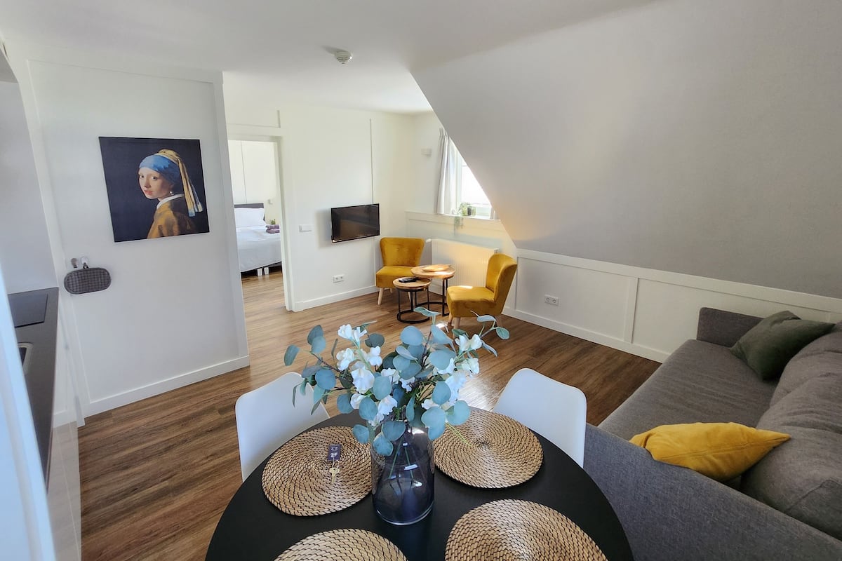 Apartament Deluxe, 1 dormitori, no fumadors, vistes a la ciutat | 1 dormitori, roba de llit d'alta qualitat i caixa forta a l'habitació