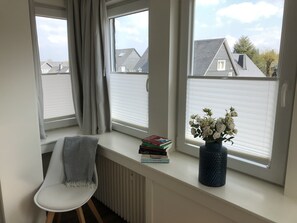 Departamento Deluxe, 2 habitaciones, vista a la ciudad | Ropa de cama de alta calidad y caja de seguridad en la habitación