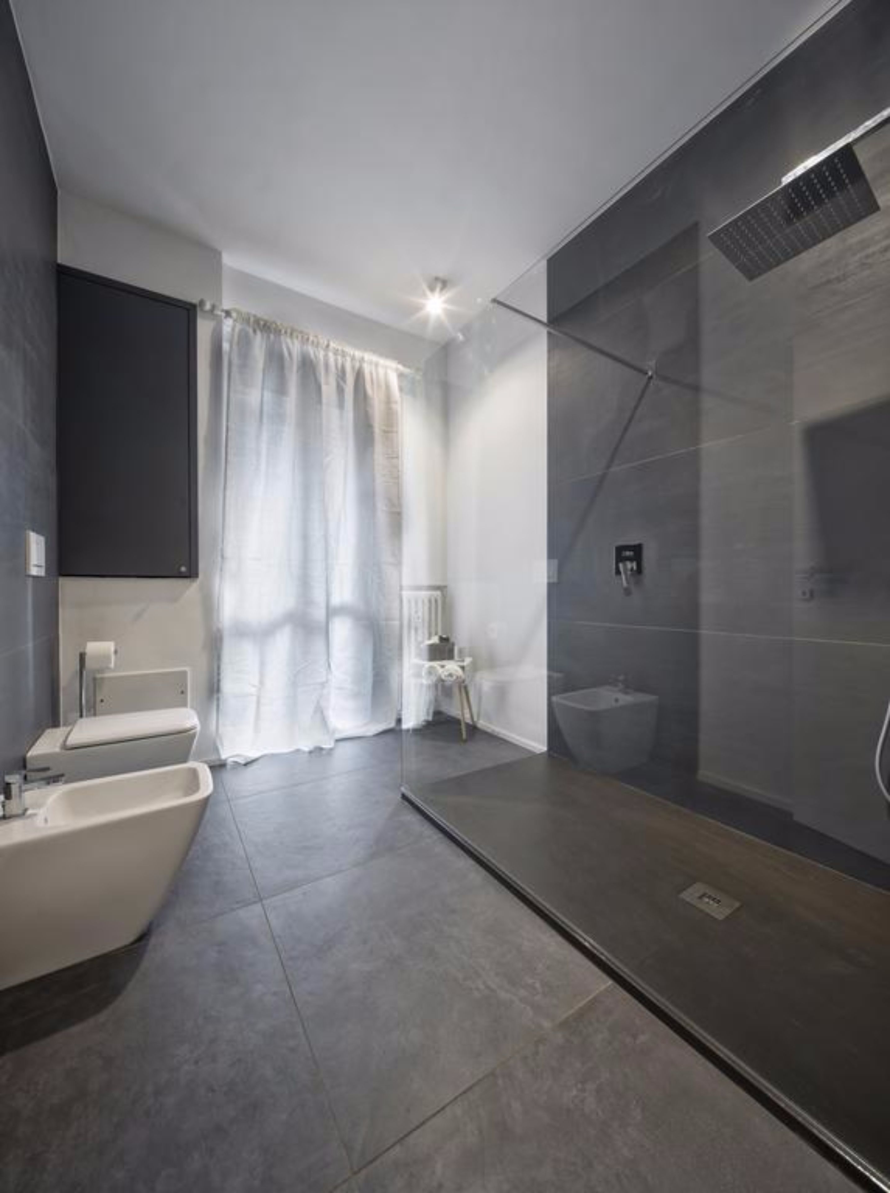 Classic-Suite, Stadtblick | Badezimmer | Dusche, kostenlose Toilettenartikel, Haartrockner, Hausschuhe