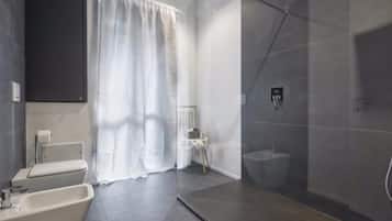 Classic-Suite, Stadtblick | Badezimmer | Dusche, kostenlose Toilettenartikel, Haartrockner, Hausschuhe