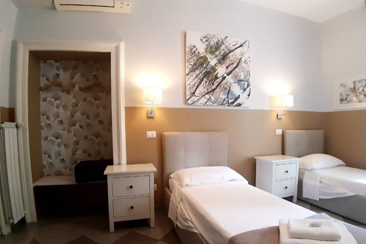 Kamar Triple Comfort, pemandangan kota | Seprai premium, minibar, brankas, dan kedap suara