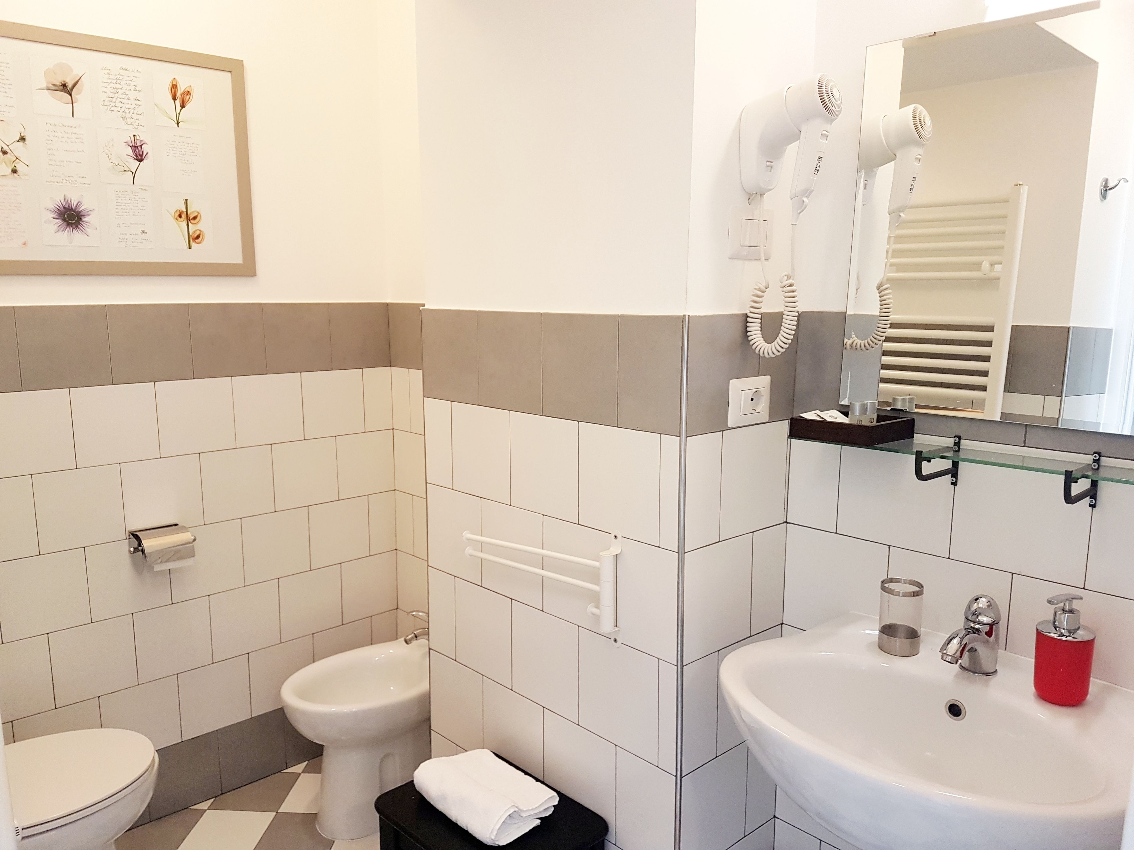 Economy-Doppelzimmer, Stadtblick | Badezimmer | Dusche, kostenlose Toilettenartikel, Haartrockner, Bidet