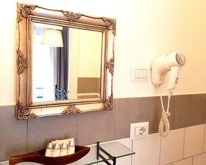 Habitación doble estándar | Amenidades de baño | Regadera, amenidades de baño gratuitas, secadora de cabello, bidet