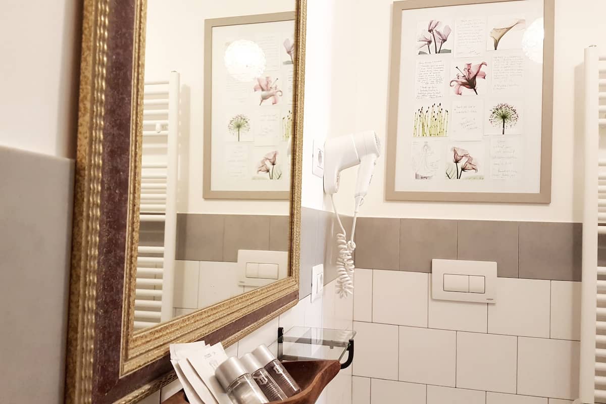 Kamar Triple Comfort, pemandangan kota | Fasilitas kamar mandi | Shower, perlengkapan mandi gratis, pengering rambut, dan kloset