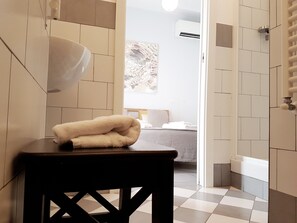 Habitación doble económica, vista a la ciudad | Baño | Regadera, amenidades de baño gratuitas, secadora de cabello, bidet
