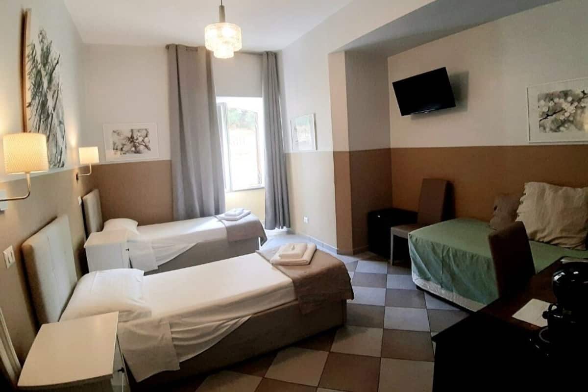 Kamar Triple Comfort, pemandangan kota | Seprai premium, minibar, brankas, dan kedap suara