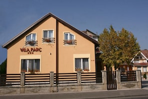 A two-story building with the sign "Vila Park" and balconies with potted plants. - Villa Parc (Cluj-Napoca)