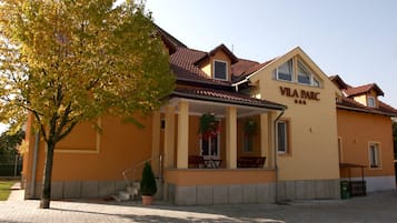 Vista frontal de la propiedad