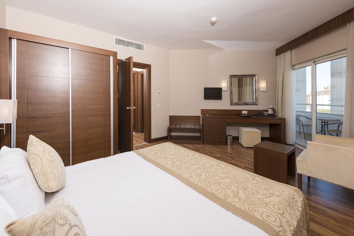 Standard Room, Mixed Dorm, Balcony | Minibar, desk, WiFi (surcharge)