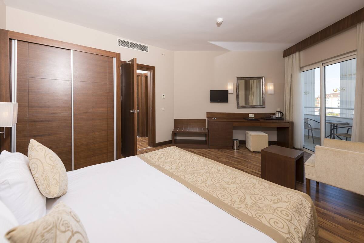 Camera Standard, dormitorio misto, balcone | Minibar, una scrivania, Wi-Fi (a pagamento)