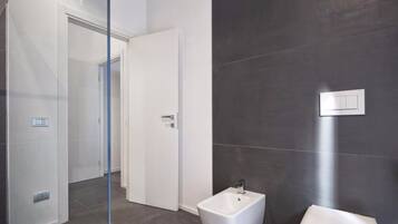 Classic-Suite, Stadtblick | Badezimmer | Dusche, kostenlose Toilettenartikel, Haartrockner, Hausschuhe