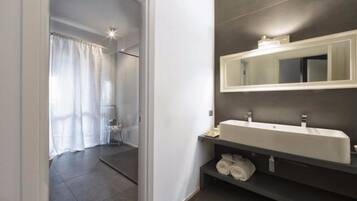 Phòng Suite phong cách cổ điển, quang cảnh thành phố | Phòng tắm | Buồng tắm vòi sen, đồ dùng nhà tắm miễn phí, máy sấy tóc