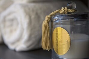 Chuveiro, produtos de toalete grátis, secador de cabelo, chinelos