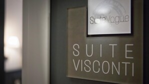 A sign with the words "SUITE VISCONTI" and "SuiteVogue" indicating the name of the suite. - Suite Vogue Visconti (Voghera)