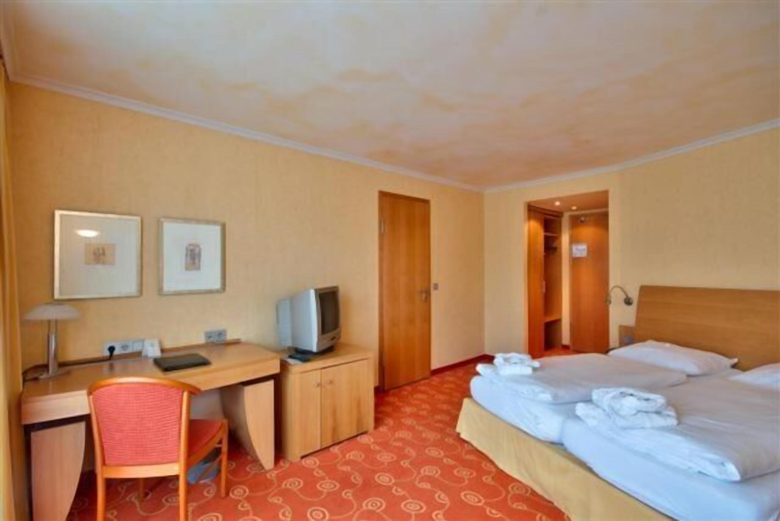 hypo-allergenic bedding, minibar, in-room safe, desk