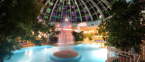 2 piscinas techadas, una piscina al aire libre