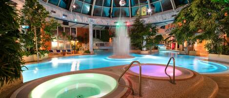 2 piscines couvertes, piscine extérieure, chaises longues