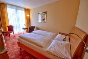 Ropa de cama hipoalergénica, minibar, caja fuerte y escritorio