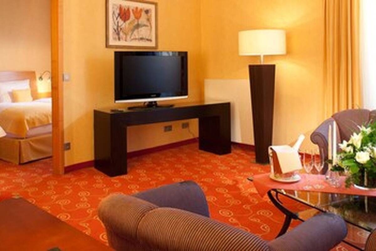 comfort suite | hypo-allergenic bedding, minibar, in-room safe, desk